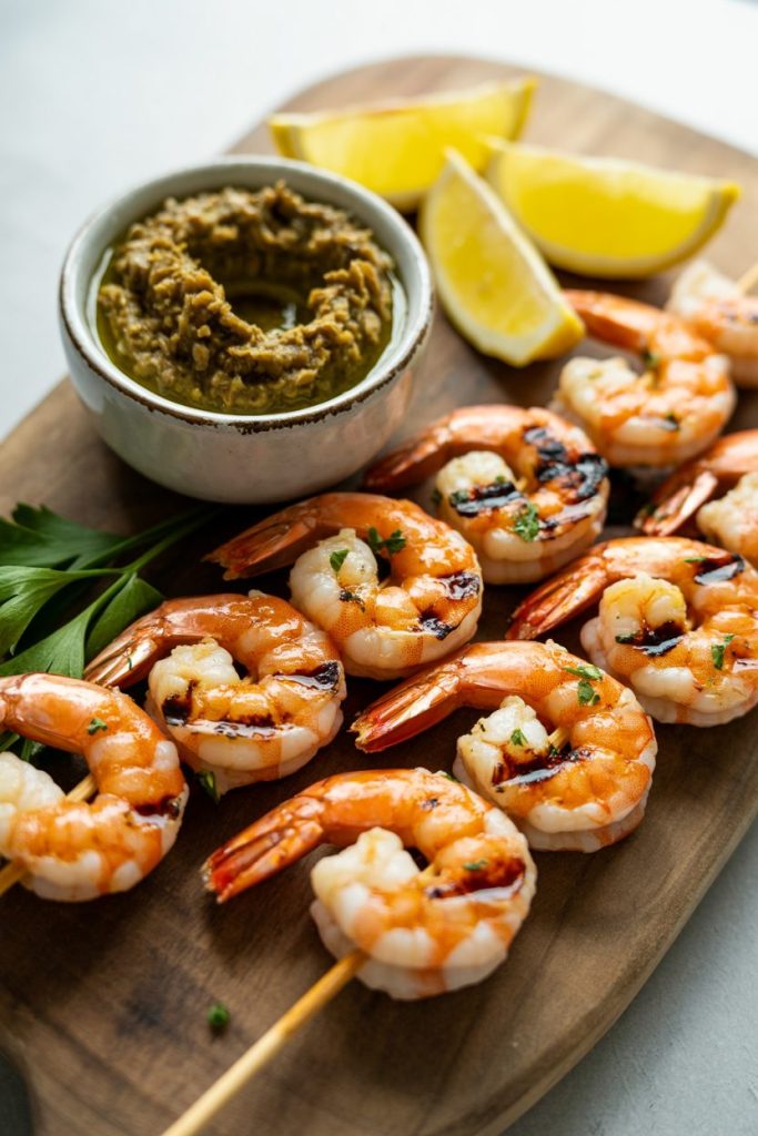 a photograph of a rustic wooden board di rNVSAxGpTzicdGLukKKuvw gdaTkW5mRXKkPj7edrypWw