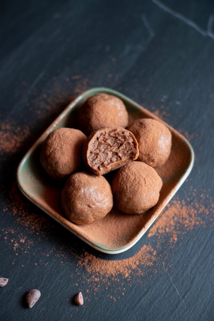six chocolate protein balls arranged on hO xRAP RduB8oiY8jWMOg xbKxXW0YRly8nMaa5vMkvQ