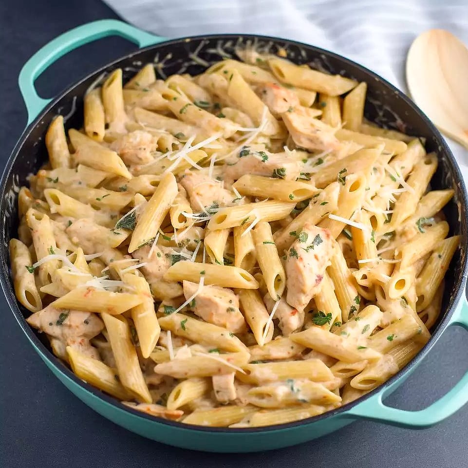 One Pot Creamy Bold Buffalo Ranch Chicken Pasta